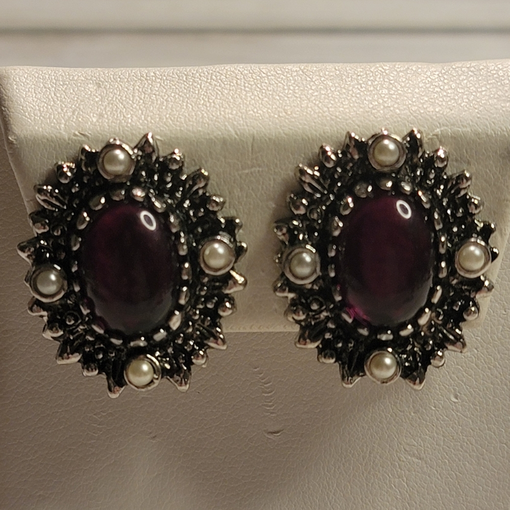 Vintage 1972 Sarah Coventry Catherine Purple Cabochon Faux Pearl Clip On Earring